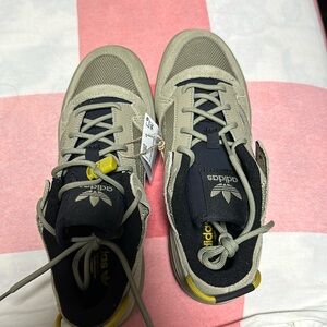 Forum CL Adidas Men size 5 1/2,,, Women size 7.